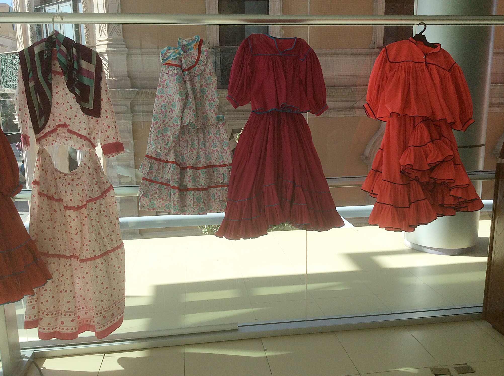 Muestra de vestidos indígenas 